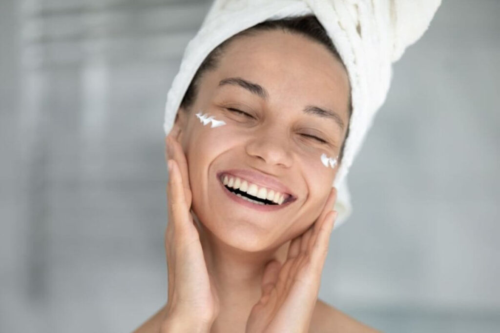 Application crèmes contour yeux